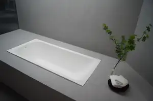 Lavabo e mobiletto a parete con superficie solida e lavabo