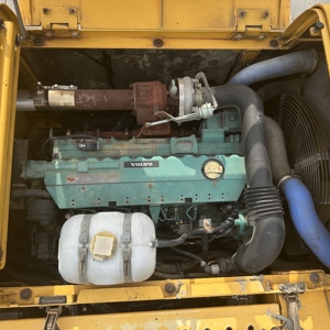 Excavatrice sur chenilles Volvo EC210 d'occasion, de taille moyenne, hydraulique, pour travaux de terrassement routier, exportation - Product Image 4
