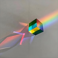 Cube en acrylique CMY irisé/arc-en-ciel de style moderne personnalisé avec une transparence de 97,5 %, idéal pour les cadeaux modernes