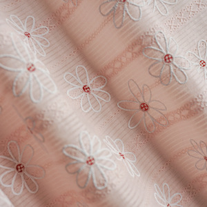 Tissu en coton imprimé avec broderie florale - Product Image 3