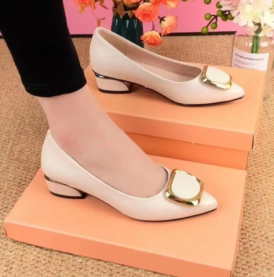 Vente en gros de 2023 chaussures de nouvelle maman printemps/été avec bout pointu talons épais chaussures en cuir pour femmes