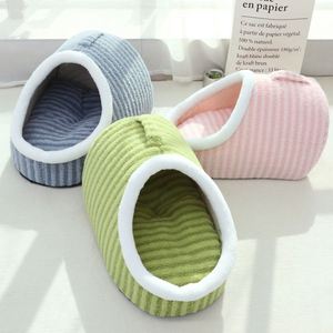 Cama para Gatos en Forma de Zapatilla, Cueva Cálida de Felpa Semicerrada para Mascotas, Nido Suave y Acogedor para Gatos Pequeños y Gatitos - Product Image 1