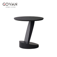 Cette table d'appoint en bois massif de style scandinave est idéale pour une utilisation dans la zone de réception d'un salon familial ou dans les hôtels