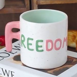 Tazze da <span class=keywords><strong>Caffè</strong></span> in Ceramica con <span class=keywords><strong>Lettere</strong></span> in Rilievo, Nuove e Colorate, Logo Personalizzato, Grandi Tazze in Porcellana Dipinte a Mano per Latte e Tè - Product Image 1