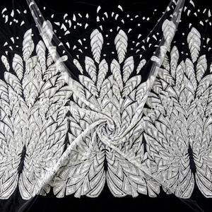 Tissu en dentelle tissé ivoire uni avec plumes, sequins et broderies, motif feuille perlé sur tulle - Articles en stock - Product Image 1