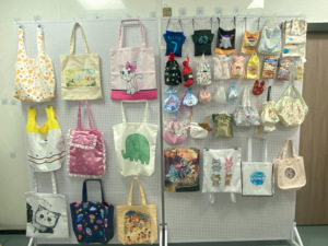 ถุงผ้ารูดเชือกแบบสั่งทำจากโรงงานสำหรับ<span class=keywords><strong>เสื้อ</strong></span>ยืดเจอร์ซีย์ พร้อมชื่อและหมายเลขผู้เล่น ผลิตจากโพลีเอสเตอร์ เหมาะสำหรับกีฬา ฟิตเนส และเป็นของแจกสำหรับแฟนคลับ - Product Image 4