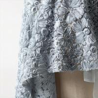 Tissu en polyester tricoté 100% avec broderie ajourée 3D effet rose duveteuse, 200 GSM, largeur moyenne 130 cm, idéal pour robes de mariée et robes de soirée