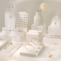 Vente en gros de bijoux en acrylique premium blanc ensemble de boucles d'oreilles bague combinaison de bijoux accessoires