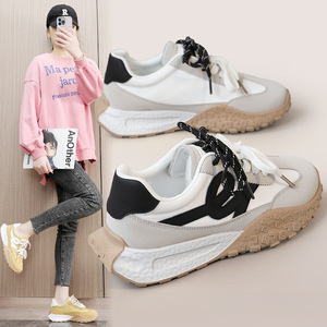 รองเท้ากีฬาดีไซน์เฉพาะบุคคลปี 2026 สำหรับผู้หญิง สวมใส่สบาย เพิ่มความสูง พื้นบาง สไตล์เรียบง่าย รองเท้าลำลอง - Product Image 1