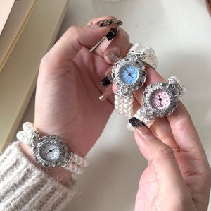 Reloj de Cuarzo Casual para Mujer con Decoración de Diamantes Redondos y Cadena de Perlas de Vidrio, Venta al Por Mayor - Product Image 6