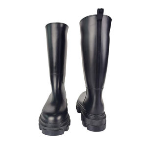 أحذية ويلينغتون أنيقة مقاومة للماء بطباعة هندسية - أحذية مطاطية مرنة مضادة للانزلاق من البوليستر لجميع المواسم - Product Image 3