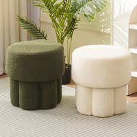 Tabouret en bois moderne et minimaliste en polaire corail, idéal pour la maison, la salle de bain, l'entrée, le maquillage ou comme tabouret de salon.