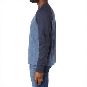Camiseta de Manga Larga para Hombre, Cuello Redondo, Corte Regular, Color Azul Sólido, con Bloques de Color y Mangas Raglán - Product Image 1