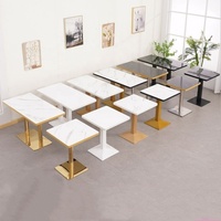 Ensemble de tables basses commerciales au design moderne, plaque de roche aux bords dorés en acier inoxydable et tables à manger en marbre, chaises pour restaurants