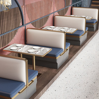 Sièges de stand en cuir blanc crème sur mesure chaises de restaurant modernes à pieds dorés de luxe et table à manger ronde en marbre