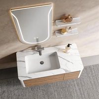 Miroir de salle de bain LED moderne sans cadre, de forme irrégulière, éclairé, blanc et avec finition bois, meuble de salle de bain avec dessus en marbre