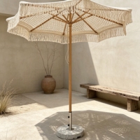Parasol de patio moderne de luxe en aluminium, tressé à la main avec des franges en corde, macramé et crochet, fait sur mesure pour hôtel, cour et restaurant