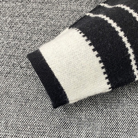 Cardigan en tricot pour femme, col en V, noir, à rayures géométriques jacquard, ourlet à franges, coupe ample, longueur mi-longue, manches longues, ouvert sur le devant, style poncho