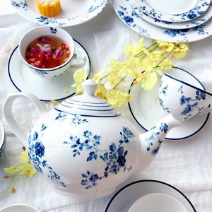 Assiettes et plats en porcelaine bleue et blanche avec motif rose en encre aquarelle sous glaçure - Product Image 3