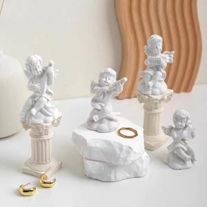 Espositore per Gioielli in Resina 'Piccolo Angelo' con Design a Colonna Romana per Orecchini, Anelli e Accessori Fotografici - Product Image 1