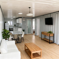Maison modulaire préfabriquée moderne en acier avec 2 chambres, véranda, fenêtres coulissantes et porte d'entrée en verre