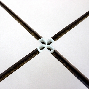 Clips Separadores de Azulejos de Plástico Modernos, Componentes Metálicos para Azulejos de Cerámica y Porcelana, Sistema de Nivelación de Azulejos de Piso/Pared Duradero e Impermeable - Product Image 6