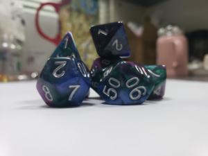 Mezcla de varios colores Resina poliédrica 7 piezas Personalizado DND RPG Juego Números Juego de dados Borde suave - Product Image 4