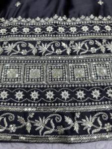 คอลเลกชันบูติกคุณภาพสูงวัสดุกึ่งเย็บ Lehenga Choli หนักสําหรับงานแต่งงานและงานปาร์ตี้มีจําหน่ายในราคาขายส่ง - Product Image 3