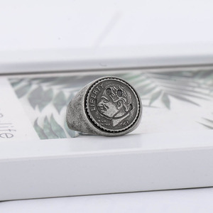 แหวนเงินไทเทเนียมสไตล์ยุโรปอเมริกันย้อนยุค ลายเหรียญรูปคน 3 มิติ สำหรับผู้ชาย ของขวัญเครื่องประดับ - Product Image 3