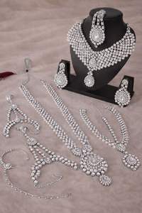 Bijoux de mariée traditionnels plaqués or antique : Ensemble de collier, boucles d'oreilles et maang tikka de créateur ethnique pour femmes - Product Image 5