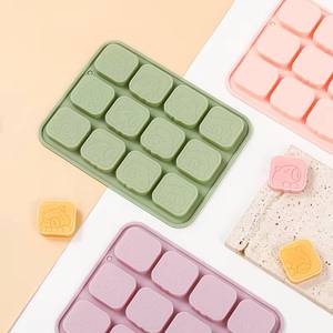 Moule à gâteau en silicone antiadhésif LFGB platine sans BPA, 12 cavités, en forme d'ours et de capybara, de la marque MUYULINS - Product Image 1