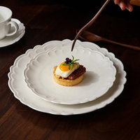 Service de table en porcelaine blanche de luxe, style occidental, à motifs festonnés en relief, comprenant des bols et assiettes en céramique pour steak et pâtisserie, compatibles micro-ondes et lave-vaisselle