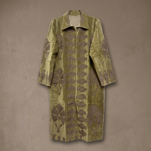 Manteau long en velours vert sauge fait main sur mesure avec applique motif grenade olive brun ton sur ton - Product Image 4