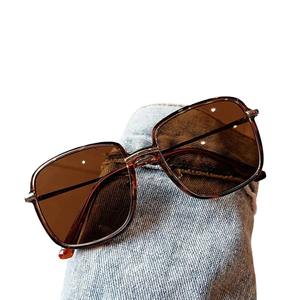 Lunettes de soleil Qianai à monture carrée large pour femmes, hybrides métal TR90, protection UV400, style urbain tendance, montures grises - Product Image 2