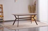 Table à manger carrée moderne en métal avec un design élégant à quatre pieds, taille personnalisable, durable, pour la maison, l'hôtel et les parcs