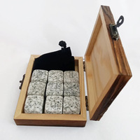 Neu eingetroffen: Personalisierbares quadratisches Whisky-Eiswürfelregal aus Stein mit 2 Gläsern – Gefrierfester Granit-Geschenkset