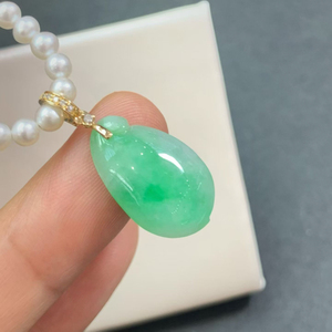 Pendentif Gourde de la Fortune en Jadeite du Myanmar de Grade A en Or 18 carats, Vert Émeraude, Bijou de Luxe en Jade Naturel pour Femme, Vente en Gros - Product Image 2