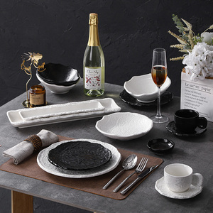 Ensemble <span class=keywords><strong>de</strong></span> vaisselle en céramique noire blanche <span class=keywords><strong>de</strong></span> qualité supérieure avec assiettes à bord ondulé bols tasses vaisselle minimaliste durable pour les repas modernes - Product Image 1