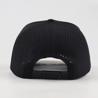 Casquette de baseball imperméable découpée au laser en gros, casquette de golf snapback à bord légèrement incurvé avec sangle en corde, logo personnalisé en patch PVC