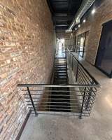 Rampe d'escalier moderne en acier inoxydable avec tube horizontal, main courante personnalisée pour usage commercial intérieur