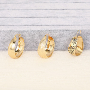 Boucles d'oreilles en forme de U larges pour femmes, design floral texturé, accessoires d'oreille pour un usage quotidien - Product Image 1