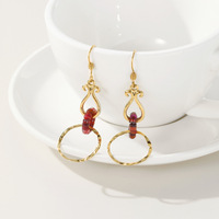 Boucles d'oreilles créoles pendantes en acier inoxydable plaqué or 18 carats avec perles rouges martelées pour femme, cadeau, vente en gros, OEM