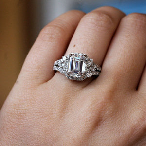 Bague scintillante style pavé pour femme, bijou de doigt en pierre, à porter au quotidien - Product Image 4