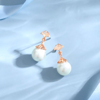 Vente en gros de boucles d'oreilles tendance en argent sterling 925 en forme de feuille de ginkgo avec incrustation de perles d'imitation pour femmes, cadeau de luxe pour les fêtes et les mariages