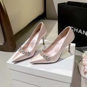 Chaussures de mariée françaises blanches, talons hauts à bout pointu, élégantes, sexy, en satin, pour mariage, avec strass - Product Image 4