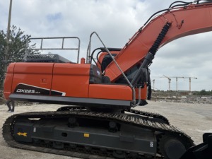 Excavadora de cadenas Doosan DX225LC original de Corea, 23 toneladas, modelo 2024, motor usado, equipo de construcción para canteras - Product Image 3