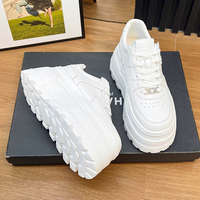 Baskets compensées pour femmes en gros, chaussures décontractées épaisses, baskets tendance rehaussantes, respirantes, antidérapantes, personnalisables OEM, blanches
