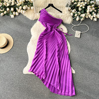 Robe de soirée élégante asymétrique à une épaule plissée pour femme avec découpes à la taille et ourlet asymétrique
