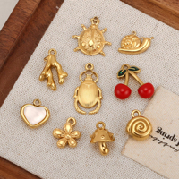 Pendentifs en acier inoxydable plaqué or avec breloques en forme de scarabée, coccinelle, escargot, fleur, cœur, cerise rouge pour la fabrication de bijoux