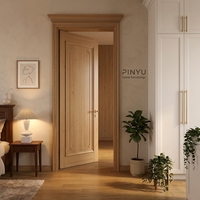 Armoire d'angle en bois massif chêne clair avec motifs floraux en relief pour chambre à coucher, chambre d'hôtes, ou chambre d'invités, avec porte intégrée